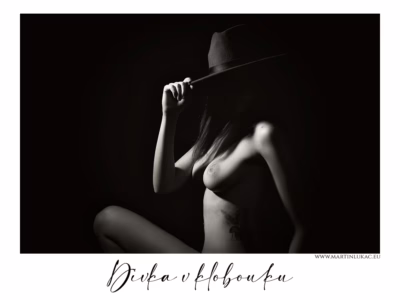 Tajemná elegance v černobílém provedení... Silueta ženy v klobouku, osvětlená jemným světlem, v černobílém provedení, autor Martin Lukač, pražský fotograf, www.martinlukac.eu