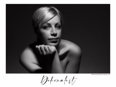 Dokonalost v černobílé eleganci... Dokonalost - Černobílý portrét ženy v elegantním světle, autor Martin Lukač, www.martinlukac.eu, prezentace