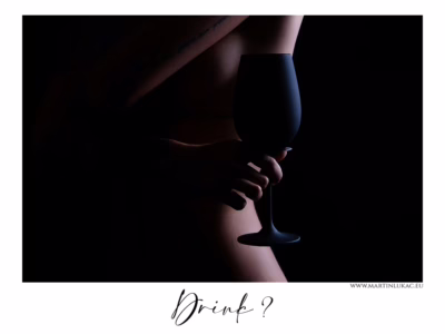 Tajemná elegance v jemném světle... Drink - Silueta ženy držící sklenici na víno na tmavém pozadí, autor Martin Lukač, www.martinlukac.eu, prezentace