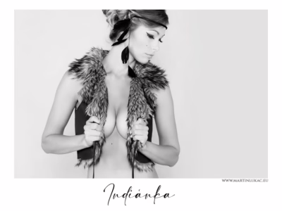Žena s pohledem plným tajemství a jemné elegance... Indiánka - Černobílý portrét ženy v kožešinové vestě s pírky ve vlasech, autor Martin Lukač, www.martinlukac.eu