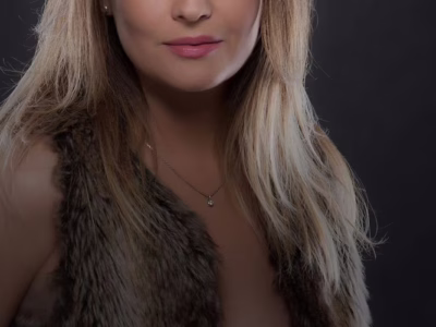 Půvab, něha, kouzlo, tajemství... Karolína Konečná 01 - Portrét ženy ve vlněné vestě s intenzivním pohledem, autor Martin Lukač, www.martinlukac.eu, barevná