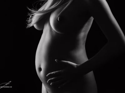 Něžnost mateřství, kouzlo intimity... Kouzlo lásky - Nahá těhotná žena s krásnými prsy a těhotenským bříškem, autor Martin Lukač, www.martinlukac.eu, černobílá
