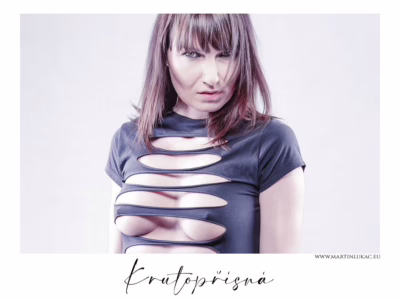 Krutopřísná žena s odvážným pohledem... Krutopřísná - Portrét sebevědomé ženy v modrém topu s výraznými průstřihy, autor Martin Lukač, www.martinlukac.eu