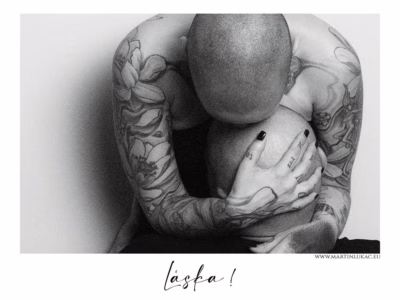 Síla spojení a intimity... Láska - Intimní černobílá fotografie dvou osob v těsném objetí s tetováním, autor Martin Lukač, www.martinlukac.eu