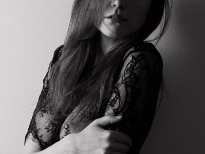 Světlo ji hladí, stín objímá... Milovaná - Umělecký akt ženy v jemném světle a stínu, autor Martin Lukač, www.martinlukac.eu, černobílá