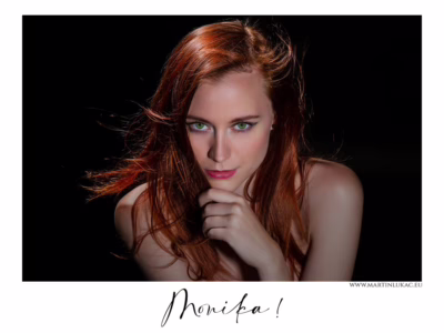 Svůdný pohled plný tajemství... Monika Kaczírková 03 - Svůdný portrét Moniky s rudými vlasy a zelenýma očima, autor Martin Lukač, www.martinlukac.eu