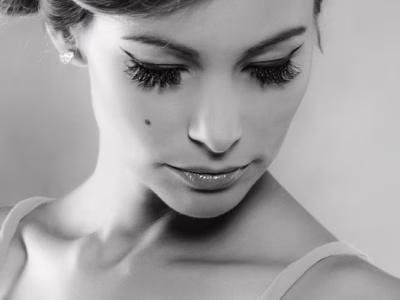 Nadčasová elegance v černobílé harmonii... Noblesa - Černobílý portrét ženy s noblesou, autor Martin Lukač, www.martinlukac.eu, černobílá