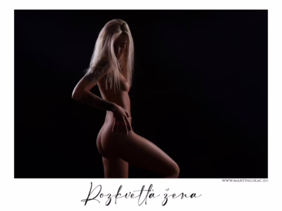 Elegance těla ve hře světla a stínu... Rozkvetlá žena - Umělecký akt ženy v dramatickém nasvícení, autor Martin Lukač, www.martinlukac.eu