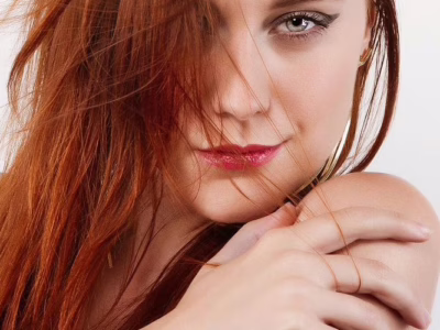 Pohled, který zastaví čas... Uhrančivá - Detailní portrét ženy s uhrančivým pohledem, zachycený v ateliéru Martina Lukače v centru Prahy, www.martinlukac.eu, barevná