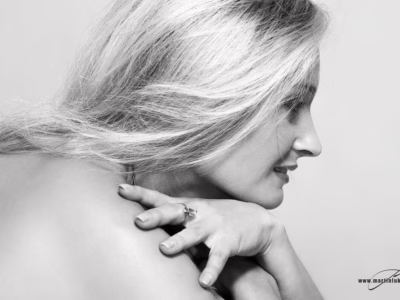Okamžik klidu a pohody... Zasněná - Detailní portrét zasněné ženy, autor Martin Lukač, www.martinlukac.eu, černobílá