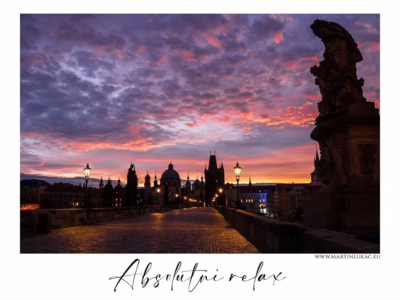 Západ slunce na Karlově mostě... Karlův most při dramatickém západu slunce s barevnou oblohou, autor Martin Lukač