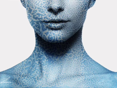 Modrý otisk člověka mezi tělem a digitální esencí... Digitální kompozice ženské tváře a krku v jemných odstínech modři, autor Martin Lukač, pražský fotograf, www.martinlukac.eu