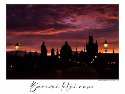 Karlův most v barvách letního svítání... Karlův most za svítání s fialovo-oranžovou oblohou a siluetami soch, autor Martin Lukač, pražský fotograf, www.martinlukac.eu