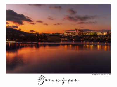 Západ slunce nad Pražským hradem... Barevný pohled na Pražský hrad a Karlův most při západu slunce, autor Martin Lukač, pražský fotograf, www.martinlukac.eu