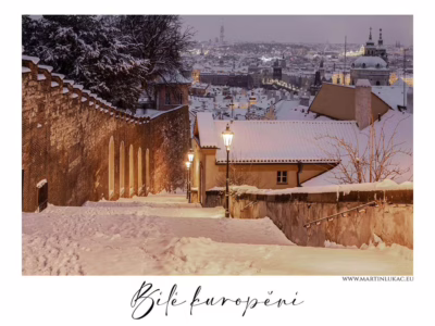 Zasněžené schody s výhledem na Prahu... Zasněžené pražské schody při ranním svítání s výhledem na město, autor Martin Lukač, pražský fotograf, www.martinlukac.eu