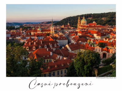 Ranní pohled na Malou Stranu a chrám svatého Mikuláše... Ranní světlo nad pražskou Malou Stranou a chrámem svatého Mikuláše, autor Martin Lukač, pražský fotograf, www.martinlukac.eu