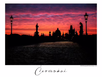 Červánky nad Karlovým mostem... Karlův most při dramatickém ranním rozbřesku v sytých červených tónech, autor Martin Lukač, pražský fotograf, www.martinlukac.eu