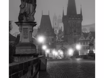 Ranní ticho Prahy na kamenné cestě historie... Pohled z Karlova mostu směrem k Malostranské mostecké věži s mlhavou kulisou Pražského hradu, autor Martin Lukač