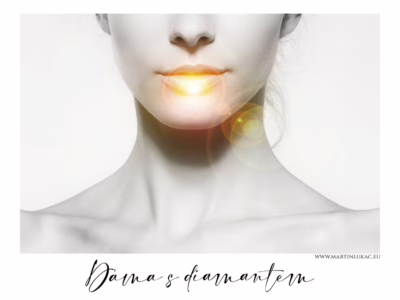 Ticho, které září jako světlo uvnitř... Minimalistický portrét ženy se světelným efektem u úst, autor Martin Lukač, autor Martin Lukač, pražský fotograf, www.martinlukac.eu