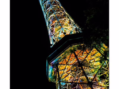 Petřínská rozhledna v duhovém světle... Rozsvícená Petřínská rozhledna v duhových barvách v noci, autor Martin Lukač, pražský fotograf, www.martinlukac.eu