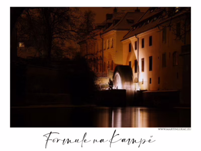Mlýnské kolo na Kampě v nočním světle... Čertovský mlýn na Kampě v noci, nasvícený a roztočený, autor Martin Lukač, pražský fotograf, www.martinlukac.eu