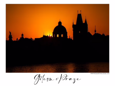 Pražské věže v siluetě zapadajícího slunce... Siluety pražských věží a kopulí při západu slunce, autor Martin Lukač, pražský fotograf, www.martinlukac.eu