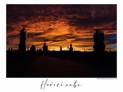 Karlův most ve světle ohnivého rána... Karlův most při dramatickém východu slunce s ohnivým nebem, autor Martin Lukač, pražský fotograf, www.martinlukac.eu