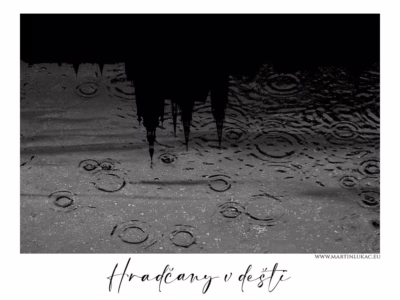 Pražský hrad v kapkách deště... Odrážené věže Hradčan v dešťových kruzích na vodní hladině, autor Martin Lukač, pražský fotograf, www.martinlukac.eu