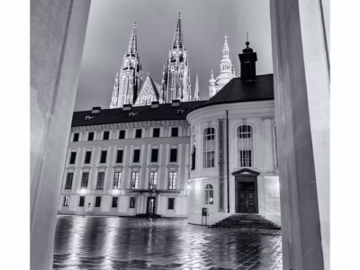 Pohled z nádvoří na Pražský hrad... Hradní nádvoří s výhledem na katedrálu sv. Víta skrze monumentální oblouk, autor Martin Lukač, pražský fotograf, www.martinlukac.eu