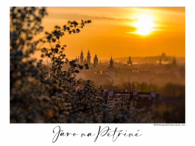 Rozkvetlé jaro nad starou Prahou... Výhled na věže historické Prahy za jarního svítání z rozkvetlého Petřína, autor Martin Lukač, pražský fotograf, www.martinlukac.eu