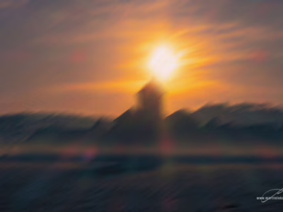 Rozmazané svítání nad hradem Švihov... Zasněná krajina s hradem a vycházejícím sluncem nad obzorem, autor Martin Lukač, pražský fotograf, www.martinlukac.eu