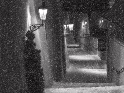 Tichý večer v uličce Karla Hašlera... Zasněžená ulička se sochou Karla Hašlera a historickými lampami, autor Martin Lukač, pražský fotograf, www.martinlukac.eu