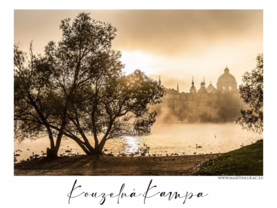 Mlhavé ráno se světlem a siluetou Prahy... Ranní mlha a sluneční paprsky na Kampě s pohledem na historické panorama Prahy, autor Martin Lukač