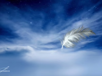 Naděje lehká jako pírko... Pírko unášené větrem mezi oblaky pod hvězdným nebem, autor Martin Lukač, pražský fotograf, www.martinlukac.eu