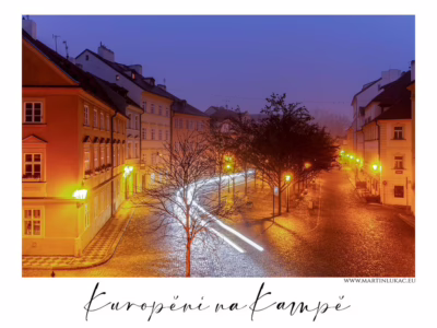 Poetické ráno na Kampě... Pohled na ranní Kampu v Praze s oranžovým osvětlením a stopou projíždějícího auta, autor Martin Lukač