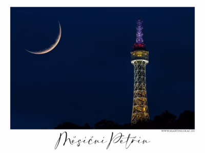 Petřínská rozhledna a srpek Měsíce... Petřínská rozhledna a srpek Měsíce na temně modré obloze, autor Martin Lukač