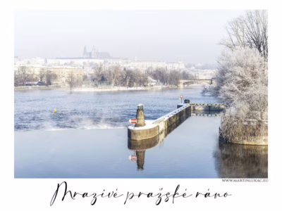 Zimní klid nad Vltavou... Zimní pohled na zasněženou Prahu a zamlženou Vltavu s Pražským hradem v pozadí, autor Martin Lukač
