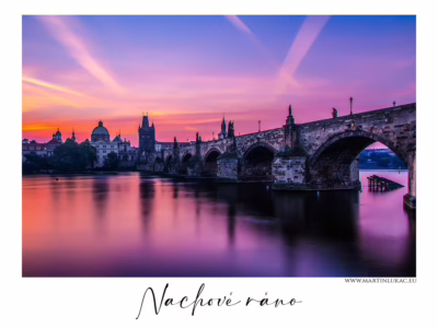 Magie nachového svítání nad Vltavou... Karlův most za úsvitu s nachovým nebem a odrazy ve Vltavě, autor Martin Lukač