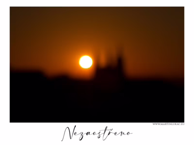 Poetické rozostření slunce nad Prahou... Rozostřený pohled na západ slunce nad Prahou s výrazným siluetovým pozadím, autor Martin Lukač
