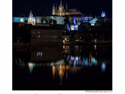 Barevné světlo nad noční Prahou... Pohled na Pražský hrad v nočním osvětlení s barevnými odlesky ve Vltavě, autor Martin Lukač