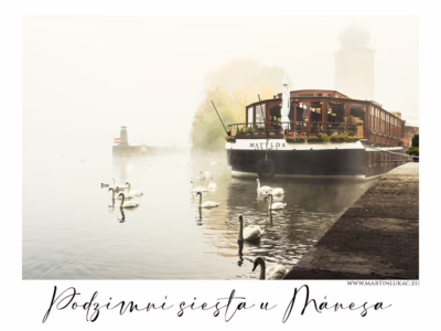 Podzimní siesta u Mánesa – klidné ráno u břehu řeky Loď-restaurace Matylda zakotvená u Mánesa v mlze, obklopená labutěmi na klidné Vltavě, autor Martin Lukač