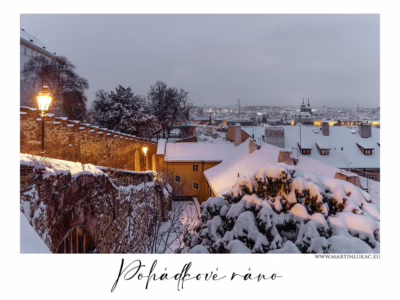 Zimní pohádka v pražských uličkách... Zasněžená pražská zákoutí s pohledem na střechy a lampy, autor Martin Lukač