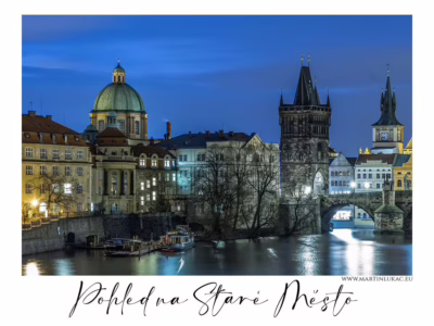 Pohled na Staré Město... Večerní pohled na Staré Město v Praze s Karlovým mostem a věžemi, autor Martin Lukač