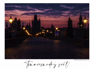 Tichá symfonie modrého soumraku nad Karlovým mostem... Karlův most při magickém stmívání s tmavomodrou oblohou, autor Martin Lukač, pražský fotograf, www.martinlukac.eu