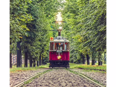Nostalgická jízda historickou tramvají ukrytou v zeleni... Historická tramvaj 2172 projíždí zelenou alejí v Praze, autor Martin Lukač, pražský fotograf, www.martinlukac.eu