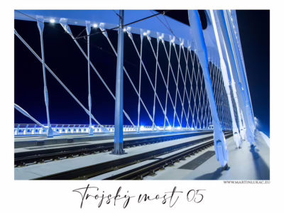 Křehká geometrie světla v noční Praze... Detailní pohled na konstrukci Trojského mostu v Praze v noci s modrým nasvícením, autor Martin Lukač, pražský fotograf, www.martinlukac.eu