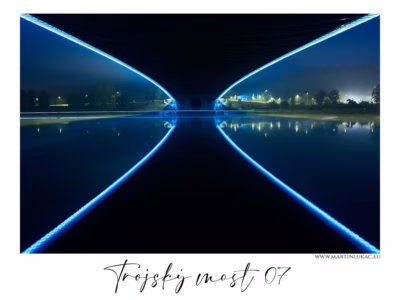 Modré linie světla v tichu pražské noci... Podhled na Trojský most v Praze v noci s modrým nasvícením a odrazem ve Vltavě, autor Martin Lukač, pražský fotograf, www.martinlukac.eu