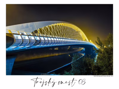 Most světla a mlhy nad tichou Vltavou... Noční pohled na osvětlený Trojský most v Praze s mlhou a odrazem ve Vltavě, autor Martin Lukač, pražský fotograf, www.martinlukac.eu