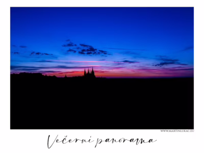 Pražský hrad na pozadí barevné symfonie večerní oblohy... Silueta Pražského hradu při západu slunce s barevnou oblohou, autor Martin Lukač, pražský fotograf, www.martinlukac.eu