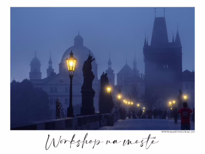 Workshop na mostě – magický večer na Karlově mostě... Karlův most za večerní modré hodiny s pouličními lampami a postavami, autor Martin Lukač